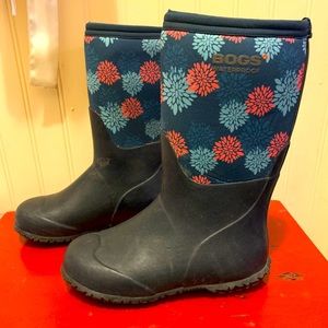 Bogs floral rain boots. GUC. Size 3